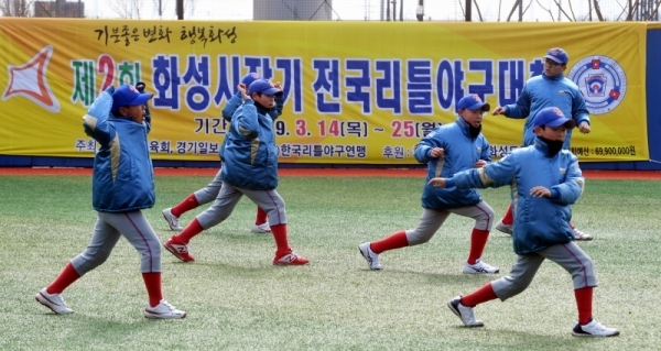'제2회 화성시장기 전국리틀야구대회 개회식'이 열린 16일 화성드림파크에서 개막전을 치를 익산시 선수들이 몸을 풀고 있다.  화성시 체육회, 경기일보 주최, (사)한국리틀야구연맹이 주관한 이번 대회에는 전국에서 138개 팀이 출전, 오는 25일까지 기량을 겨룬다. 김시범기자