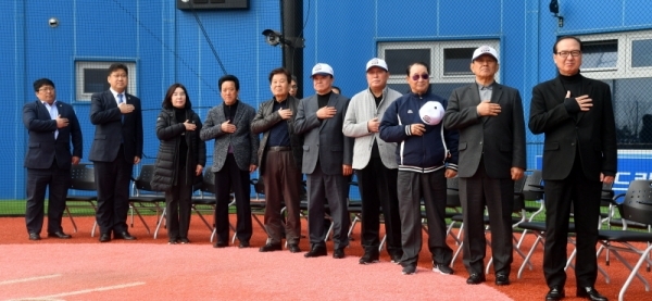'제2회 화성시장기 전국리틀야구대회 개회식'이 열린 16일 화성드림파크에서 내빈들이 국민의례를 하고 있다.  화성시 체육회, 경기일보 주최, (사)한국리틀야구연맹이 주관한 이번 대회에는 전국에서 138개 팀이 출전, 오는 25일까지 기량을 겨룬다. 김시범기자