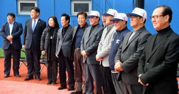 '제2회 화성시장기 전국리틀야구대회 개회식'이 열린 16일 화성드림파크에서 내빈들이 국민의례를 하고 있다.  화성시 체육회, 경기일보 주최, (사)한국리틀야구연맹이 주관한 이번 대회에는 전국에서 138개 팀이 출전, 오는 25일까지 기량을 겨룬다. 김시범기자
