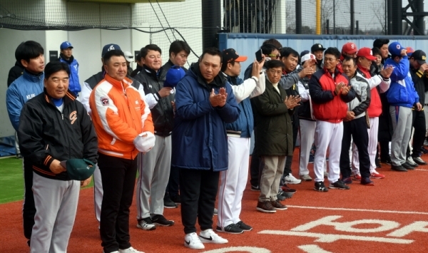 '제2회 화성시장기 전국리틀야구대회 개회식'이 열린 16일 화성드림파크에서 참가팀 감독 및 코치들이 인사를 하고 있다.  화성시 체육회, 경기일보 주최, (사)한국리틀야구연맹이 주관한 이번 대회에는 전국에서 138개 팀이 출전, 오는 25일까지 기량을 겨룬다. 김시범기자