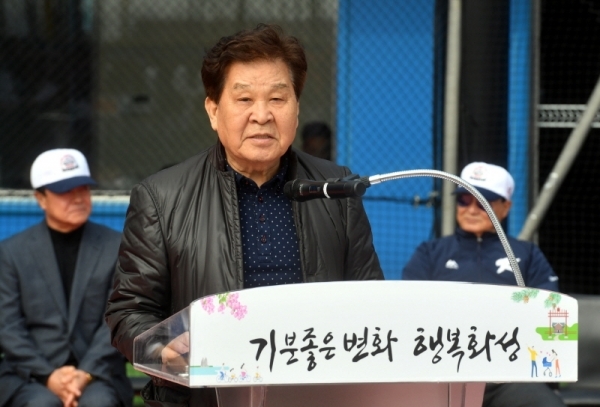 16일 화성드림파크에서 열린 '제2회 화성시장기 전국리틀야구대회 개회식'에서 경기일보 신항철 대표이사 사장이 개회선언을 하고 있다.  화성시체육회, 경기일보 주최,  (사)한국리틀야구연맹이 주관한 이번 대회에는 전국에서 138개팀이 출전, 오는 25일까지 기량을 겨룬다. 김시범기자