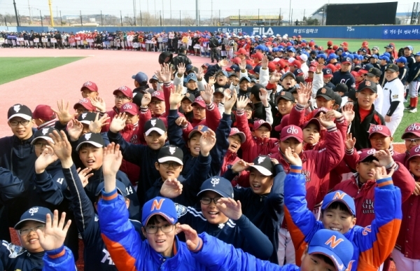 '제2회 화성시장기 전국리틀야구대회 개회식'이 열린 16일 화성드림파크에서 각 팀 선수들이 손을 흔들며 인사하고  있다.  화성시 체육회, 경기일보 주최, (사)한국리틀야구연맹이 주관한 이번 대회에는 전국에서 138개 팀이 출전, 오는 25일까지 기량을 겨룬다. 김시범기자