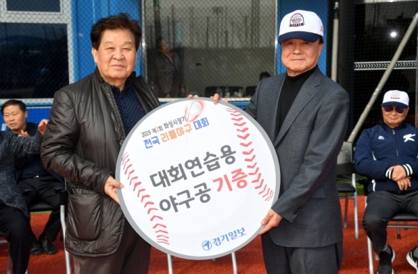 16일 화성드림파크에서 열린 '제2회 화성시장기 전국리틀야구대회 개회식'에서 경기일보 신항철 대표이사 사장이(왼쪽) (사)한국리틀야구연맹 한영관 회장에게 대회연습용 야구공을 기증하고 있다.  화성시체육회, 경기일보 주최,  (사)한국리틀야구연맹이 주관한 이번 대회에는 전국에서 138개팀이 출전, 오는 25일까지 기량을 겨룬다. 김시범기자