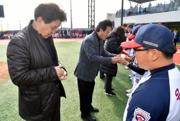16일 화성드림파크에서 열린 '제2회 화성시장기 전국리틀야구대회 개회식'에서 경기일보 신항철 대표이사 사장 등이 사인볼을 전달하고 있다.  화성시체육회, 경기일보 주최,  (사)한국리틀야구연맹이 주관한 이번 대회에는 전국에서 138개팀이 출전, 오는 25일까지 기량을 겨룬다. 김시범기자