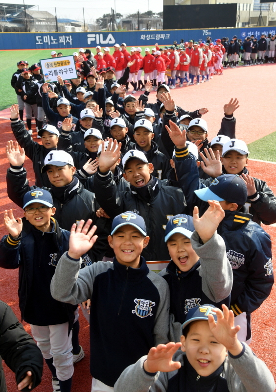 '제2회 화성시장기 전국리틀야구대회 개회식'이 열린 16일 화성드림파크에서 각 팀 선수들이 손을 흔들며 인사하고  있다.  화성시 체육회, 경기일보 주최, (사)한국리틀야구연맹이 주관한 이번 대회에는 전국에서 138개 팀이 출전, 오는 25일까지 기량을 겨룬다. 김시범기자