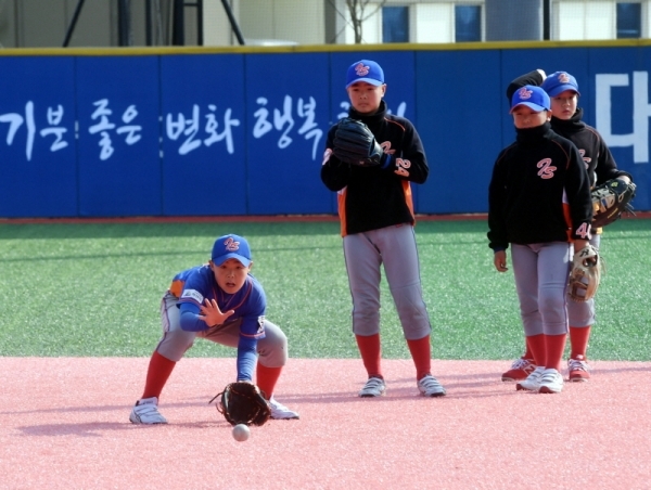 '제2회 화성시장기 전국리틀야구대회 개회식'이 열린 16일 화성드림파크에서 개막전을 치를 익산시 선수들이 몸을 풀고 있다.  화성시 체육회, 경기일보 주최, (사)한국리틀야구연맹이 주관한 이번 대회에는 전국에서 138개 팀이 출전, 오는 25일까지 기량을 겨룬다. 김시범기자