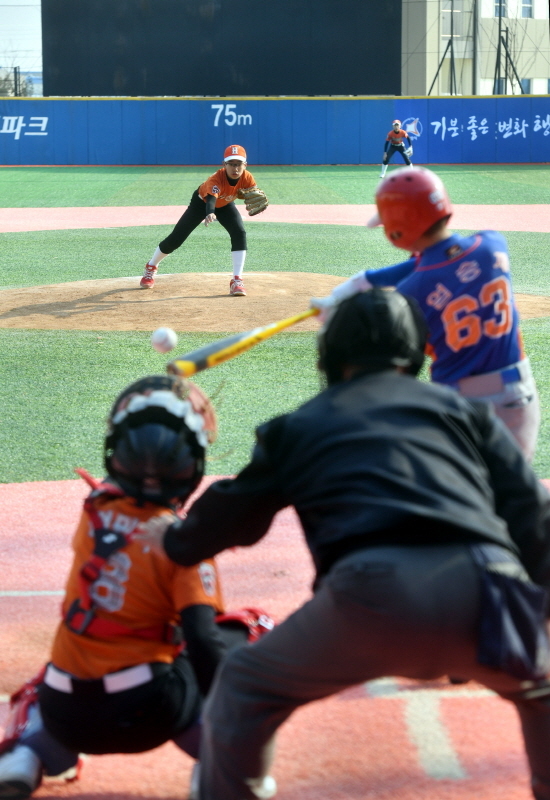 '제2회 화성시장기 전국리틀야구대회 개회식'이 열린 16일 화성드림파크에서 화성시와 익산시의 개막전이 펼쳐지고 있다.  화성시 체육회, 경기일보 주최, (사)한국리틀야구연맹이 주관한 이번 대회에는 전국에서 138개 팀이 출전, 오는 25일까지 기량을 겨룬다. 김시범기자