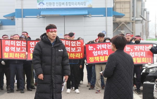 15일 오전 10시로 예정됐던 양평공사 경영혁신 최종 보고회에 참석하려는 군청 직원을 양평공사 노조원들이 막고있다. 이 보고회는 군청으로 장소를 몲겨 속개되었다.