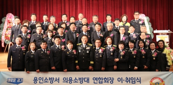 이취임식 행사 후 참석자들이 기념촬영을 하고 있다.