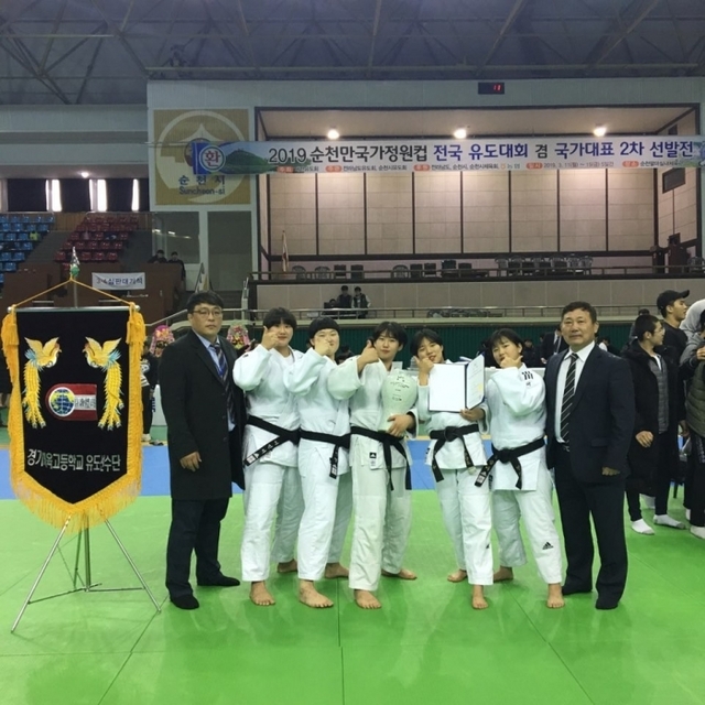 ▲ 2019 순천만 국가정원컵 전국유도대회 여고부 단체전서 정상에 오른 경기체고 선수단.경기체고 제공
