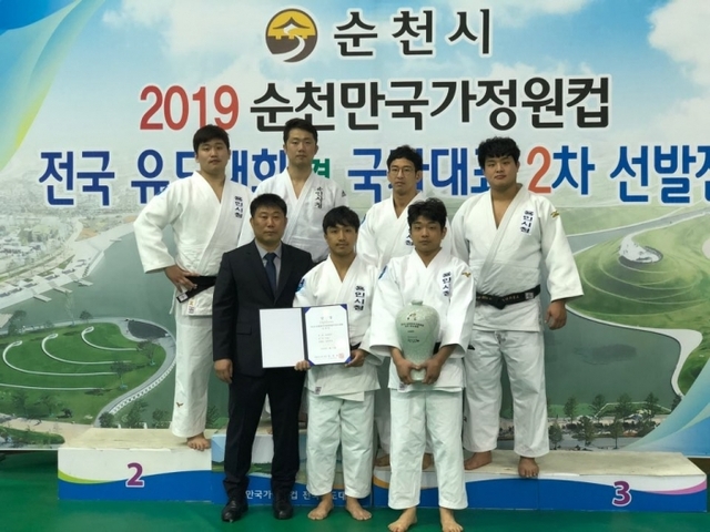 ▲ 2019 순천만 국가정원컵 전국유도대회 남자 일반부 단체전서 대회 첫 패권을 안은 용인시청 유도선수단.용인시청 제공