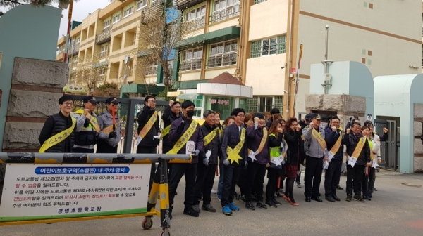 광명초등학교 앞에서 광명지구대, 어머니폴리스 대원들이 어린이 교통안전을 위한 종합 합동단속 캠페인을 진행하고 있다. 광명시 제공