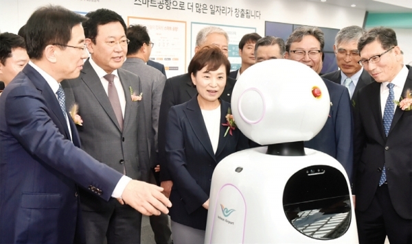 박 시장이 지난 2018년 9월 6일 열린 항공산업 취업박람회에서 김현미 국토교통부 장관 등과 행사장을 둘러보고 있다.