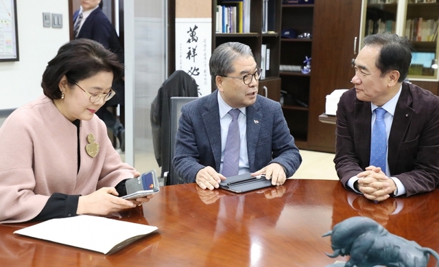 (왼쪽부터) 평택교육지원청 양미자 교육장, 이재정 경기도교육감, 정장선 평택시장이 지역특성을 살린 특성화 교육 등 협력방안을 논의하고 있다.
