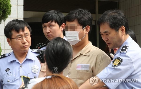 이희진씨가 지난 2016년 서울남부지법에서 영장실질심사를 받은 후 법원 건물을 나서는 모습. 연합뉴스