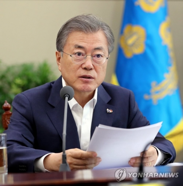 문재인 대통령이 18일 오후 청와대에서 박상기 법무부 장관과 김부겸 행정안전부 장관으로부터 '장자연·김학의·버닝썬 사건' 관련 보고를 받고 지시 사항을 전달하고 있다. 연합뉴스