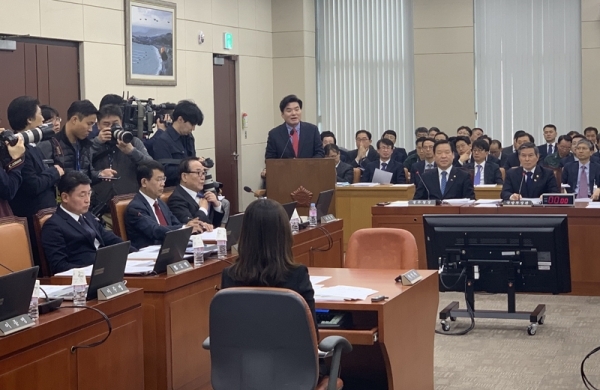 자유한국당 원유철 의원이 18일 오산공군기지 명칭변경 청원에 대한 제안설명을 하고 있다. 원유철 의원실 제공
