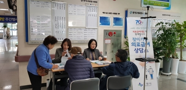 ‘찾아가는 의료급여 상담소’를 찾은 시민들이 의료급여관리사에게 상담을 받고 있다. 수원시제공