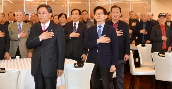 18일 수원시 팔달구 더 아리엘에서 열린 ‘국가안보경기회 제42차 안보포럼’에서 김병순 국가안보경기회 회장, 김문수 전 경기도지사, 신선철 경기일보 회장 등 참석자들이 국민의례를 하고 있다.전형민기자