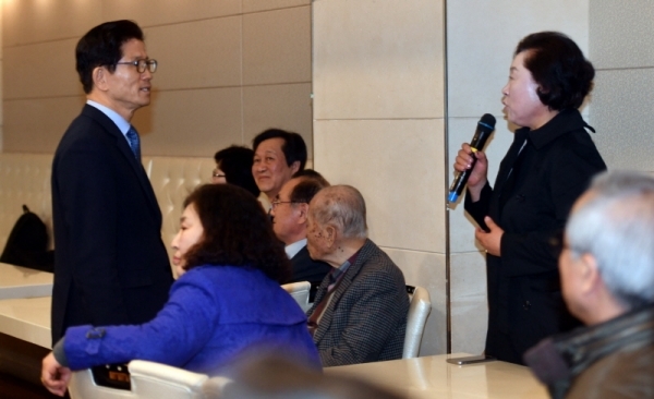 18일 수원시 팔달구 더 아리엘에서 열린 ‘국가안보경기회 제42차 안보포럼’에서 김병순 국가안보경기회 회장, 김문수 전 경기도지사, 신선철 경기일보 회장 등 참석자들이 국가안보 현안 등에 대해 토론을 하고 있다.전형민기자