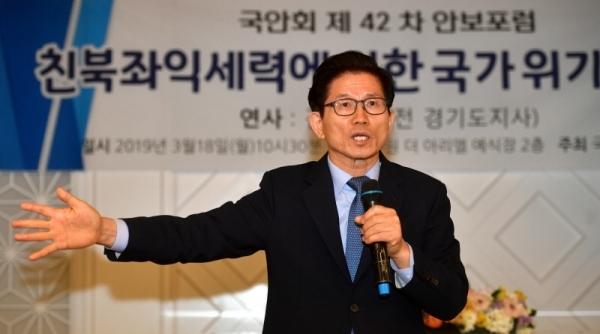 18일 수원시 팔달구 더 아리엘에서 열린 ‘국가안보경기회 제42차 안보포럼’에서 김문수 전 경기도지사가 “친북좌익세력에 의한 국가위기와 대책”이란 주제로 특강을 하고 있다.전형민기자