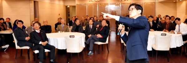 18일 수원시 팔달구 더 아리엘에서 열린 ‘국가안보경기회 제42차 안보포럼’에서 김문수 전 경기도지사가 “친북좌익세력에 의한 국가위기와 대책”이란 주제로 특강을 하고 있다.전형민기자