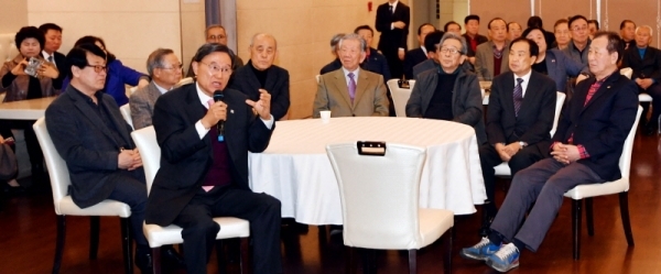 18일 수원시 팔달구 더 아리엘에서 열린 ‘국가안보경기회 제42차 안보포럼’에서 김병순 국가안보경기회 회장, 김문수 전 경기도지사, 신선철 경기일보 회장 등 참석자들이 국가안보 현안 등에 대해 토론을 하고 있다.전형민기자