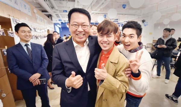 지난해 10월31일 유유기지 1주년 기념 네트워킹 데이 행사장에서 청년들과 함께한 박 시장.