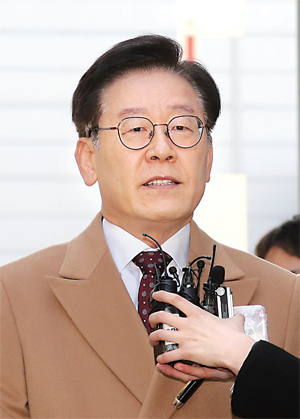 공직선거법 위반과 직권남용 혐의 등으로 기소된 이재명 경기지사가 18일 오전 성남시 수정구 수원지방법원 성남지원에서 열린 11차 공판에 출석하고 있다. 윤원규 수습기자
