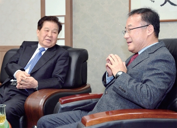 18일 경기일보사를 방문한 김주현 수원고등법원장(오른쪽)이 신항철 경기일보 대표이사 사장과 대화를 나누고 있다. 전형민기자