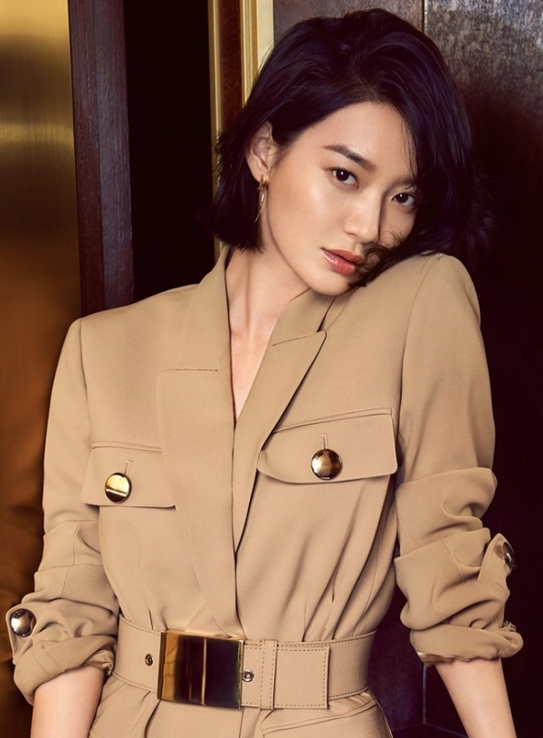 배우 신민아. 코스모폴리탄