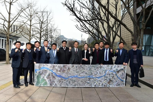 이항진 시장 등 관계자들이 지난 18일 서울 광화문 교보문고 18층에서 열린 대한민국 축구종합센터 후보지 선정 2차 프리젠테이션을 마치고 기념촬영을 하고 있다.
