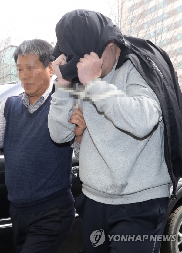 '청담동 주식 부자' 이희진 씨 부모 살해 용의자 김모(34) 씨가 18일 오전 안양시 동안경찰서에서 조사를 받기 위해 이동하고 있다. 연합뉴스