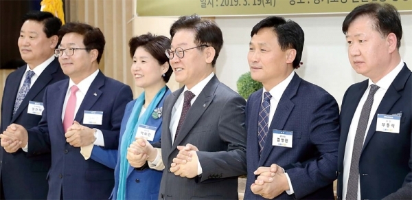 ‘신분당선 연장 조기 착공을 위한 예비타당성조사 제도개선 간담회’가 열린 19일 오전 경기도청에서 이재명 경기도지사 등 참석자들이 손을 맞잡은 채 기념촬영을 하고 있다. (사진 왼쪽부터) 정찬해 팔달연합회 수석부회장, 염태영 수원시장, 백혜련 국회의원, 이 지사, 김영진 국회의원, 부동석 호매실총연합회 회장. 경기도 제공