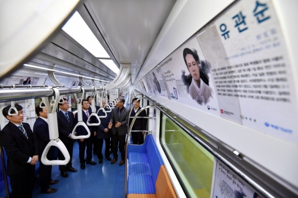‘3.1운동 및 임시정부 수립 100주년 기념 열차 개통식’이 열린 19일 수원 신분당선 차량기지에서 박용주 보훈지청장, 박철현 성남 분당구청장, 오병삼 네오트렌드(주) 대표 등 관계자들이 열차내부를 둘러보고 있다. 서울 강남에서 수원까지 운행되는 신분당선 기념열차 내부에는 승객들이 쉽게 읽을 수 있도록 독립운동가, 임시정부 활동사 등 홍보물 256장이 내걸려 있다. 김시범기자