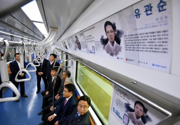 ‘3.1운동 및 임시정부 수립 100주년 기념 열차 개통식’이 열린 19일 수원 신분당선 차량기지에서 박용주 보훈지청장, 박철현 성남 분당구청장, 오병삼 네오트렌드(주) 대표 등 관계자들이 열차내부를 둘러보고 있다. 서울 강남에서 수원까지 운행되는 신분당선 기념열차 내부에는 승객들이 쉽게 읽을 수 있도록 독립운동가, 임시정부 활동사 등 홍보물 256장이 내걸려 있다. 김시범기자