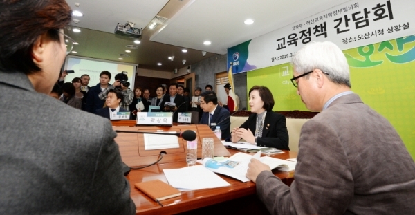 19일 오후 오산시청에서 유은혜 부총리 겸 교육부장관과 혁신교육지방정부협의회 회원도시 48곳 중 43곳의 지자체장과 교육청 관계자 등 300여명이 참석한 가운데 협의회 정기총회와 콘퍼런스를 진행하고 있다. 윤원규 수습기자