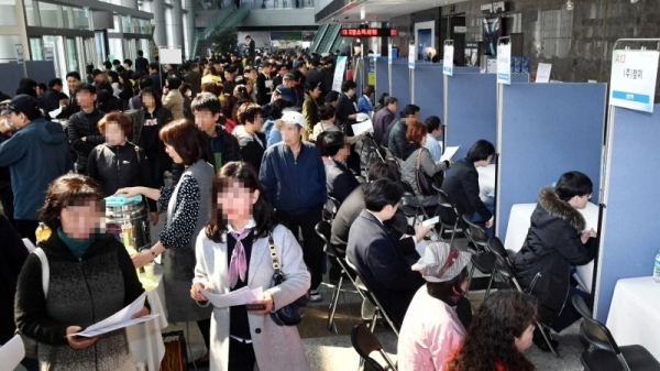 ‘2019년 3월 구인·구직자 만남의 날’ 행사가 19일 성남시청 로비에서 열려 자신에게 맞는 일자리를 찾으려는 구직자들로 붐비고 있다.전형민기자