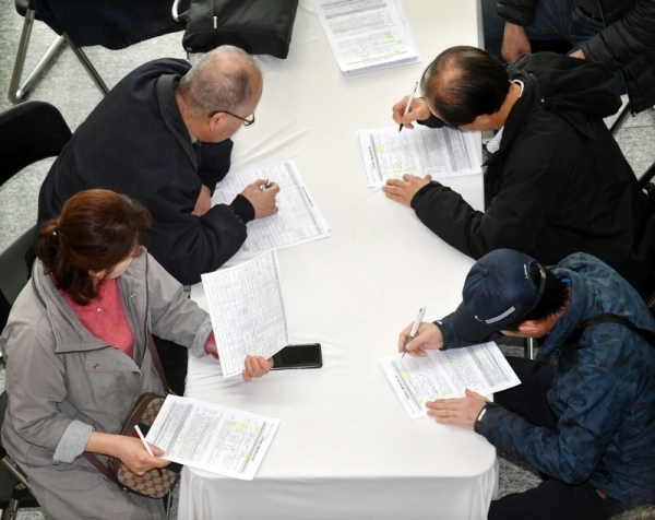‘2019년 3월 구인·구직자 만남의 날’ 행사가 19일 성남시청 로비에서 열려 자신에게 맞는 일자리를 찾으려는 구직자들이 구인업체 관계자와 상담을 하기 위해 이력서를 작성하고 있다.전형민기자