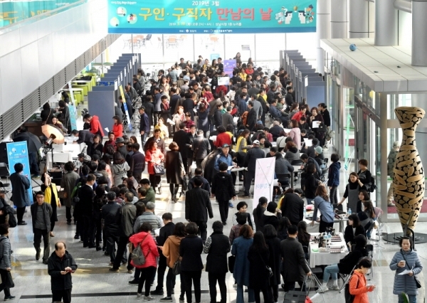 ‘2019년 3월 구인·구직자 만남의 날’ 행사가 19일 성남시청 로비에서 열려 자신에게 맞는 일자리를 찾으려는 구직자들로 붐비고 있다.전형민기자