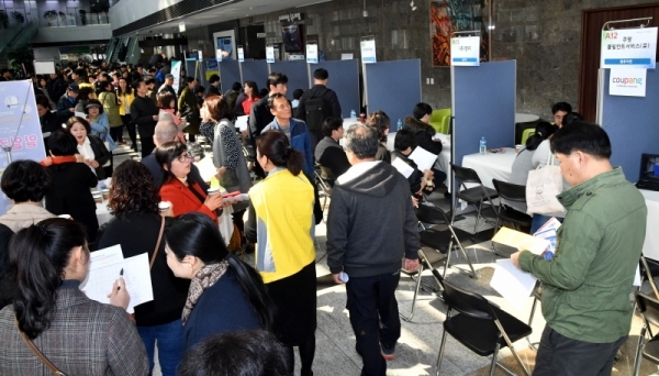 ‘2019년 3월 구인·구직자 만남의 날’ 행사가 19일 성남시청 로비에서 열려 자신에게 맞는 일자리를 찾으려는 구직자들로 붐비고 있다.전형민기자