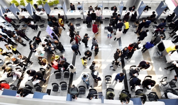 ‘2019년 3월 구인·구직자 만남의 날’ 행사가 19일 성남시청 로비에서 열려 자신에게 맞는 일자리를 찾으려는 구직자들로 붐비고 있다.전형민기자