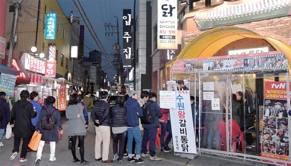 영화 극한직업 흥행으로 수원왕갈비통닭의 인기가 높아진 가운데 19일 오후 수원 통닭거리가 손님들로 붐비고 있다. 전형민기자