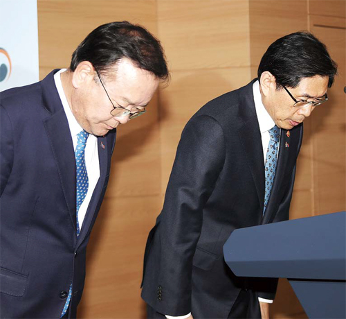박상기 법무부 장관과 김부겸 행정안전부 장관이 19일 정부서울청사에서 과거사위원회 활동 및 버닝썬 수사 관련 법무부-행안부 합동 긴급 기자회견을 하기 전 고개숙여 인사하고 있다. 연합뉴스