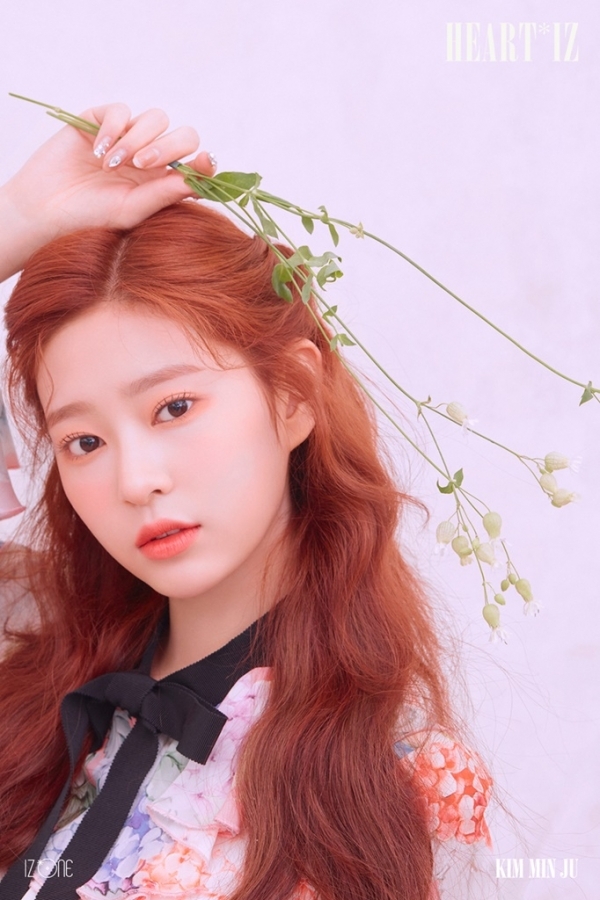 아이즈원 김민주 두 번째 미니앨범 '하트아이즈' 오피셜 포토. 오프더레코드