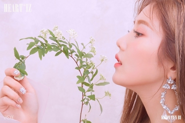 아이즈원 권은비 두 번째 미니앨범 '하트아이즈' 오피셜 포토. 오프더레코드