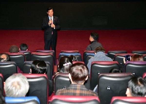 19일 윤화섭 안산시장이 '항거' 영화관람에 앞서 인사말을 하고 있다. 안산시 제공