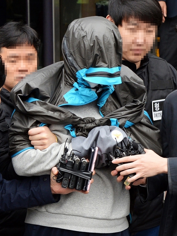 '청담동 주식부자' 이희진씨 부모 살인사건 피의자 김모(34)씨가 20일 오전 안양 동안경찰서에서 강도살인 혐의에 대한 영장실질심사를 위해 수원지법 안양지원으로 호송되고 있다. 윤원규 수습기자