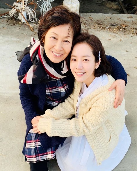 배우 김혜자(왼쪽)와 한지민. 한지민 인스타그램