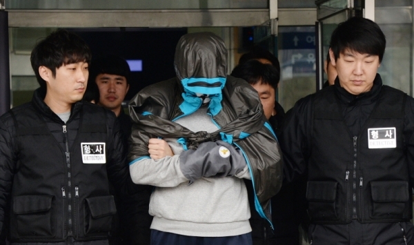 '청담동 주식부자' 이희진씨 부모 살인사건 피의자 김모(34)씨가 20일 오전 안양 동안경찰서에서 강도살인 혐의에 대한 영장실질심사를 위해 수원지법 안양지원으로 호송되고 있다. 윤원규 수습기자